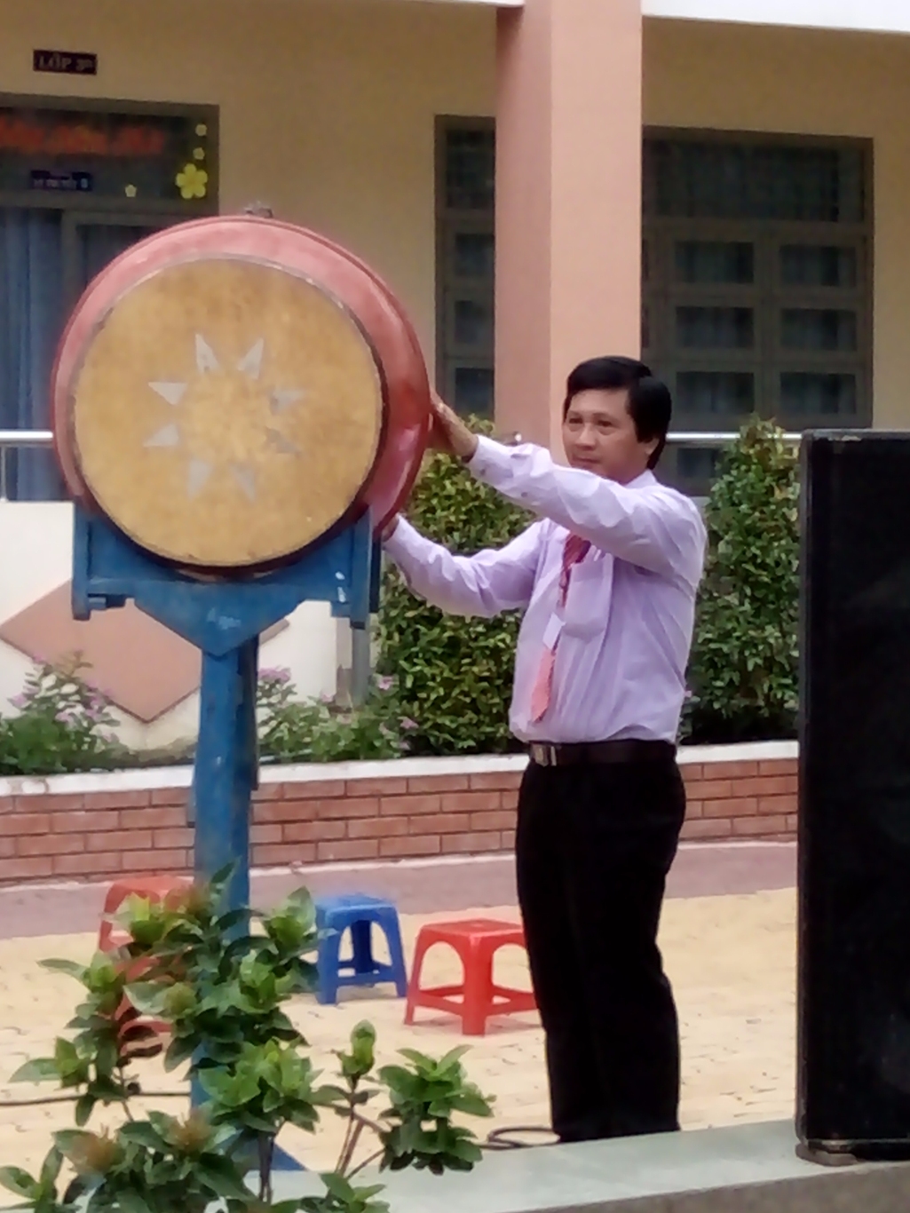 Thầy Lê Văn Hòa ( Hiệu trưởng trường tiểu học Bến Súc) đánh trống khai trường