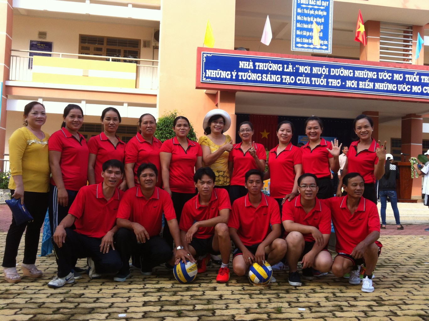Đội hình thi bóng chuyền Nam - nữ của Trường TH Bến Súc