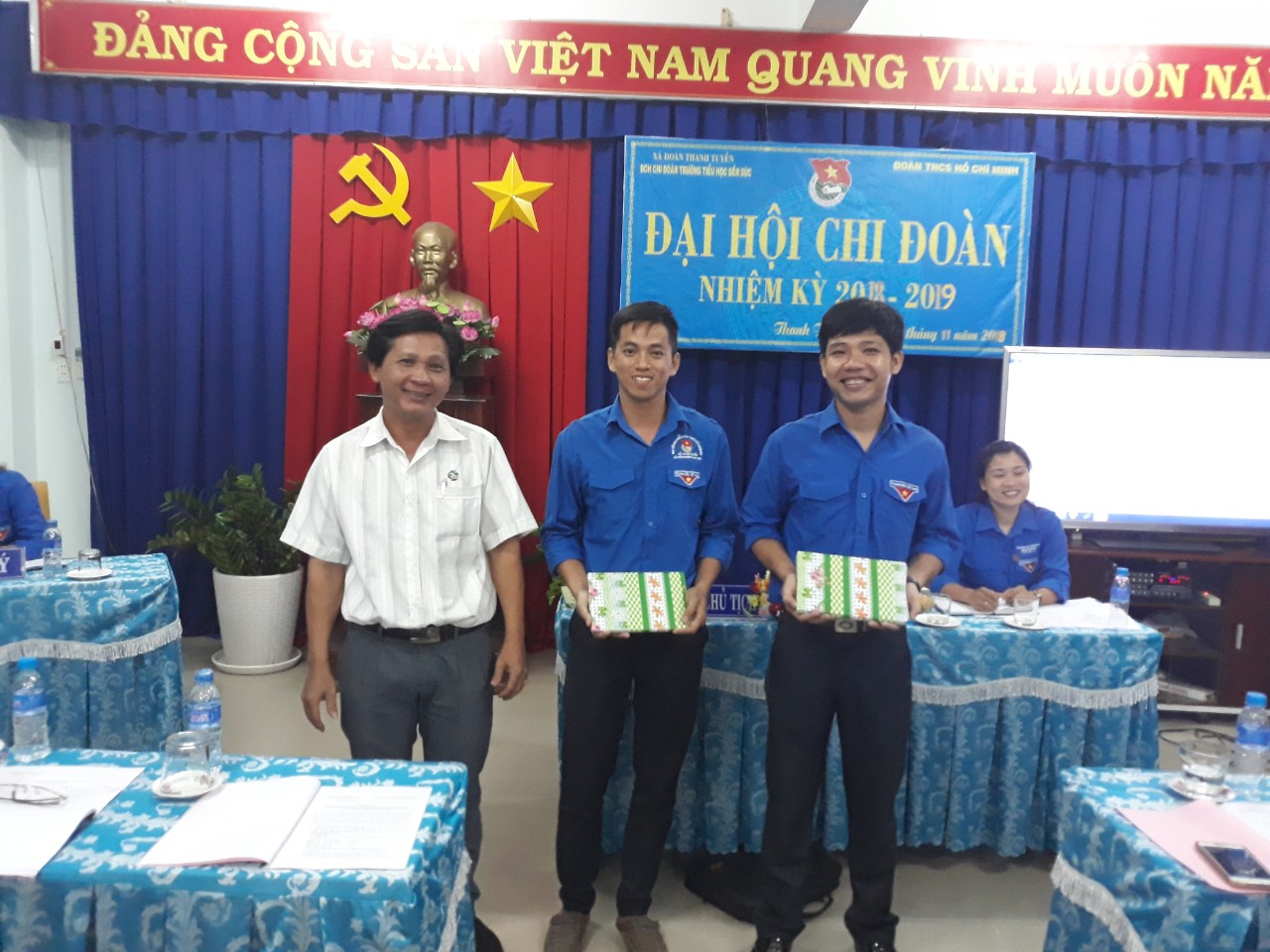 Đồng chí Lê Văn Hòa - Bí thư chi bộ tặng quà và chụp ảnh lưu niệm với BCH nhiệm kỳ 2017-2018
